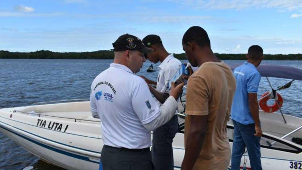 Operação da Marinha inspeciona mil embarcações no litoral da Bahia