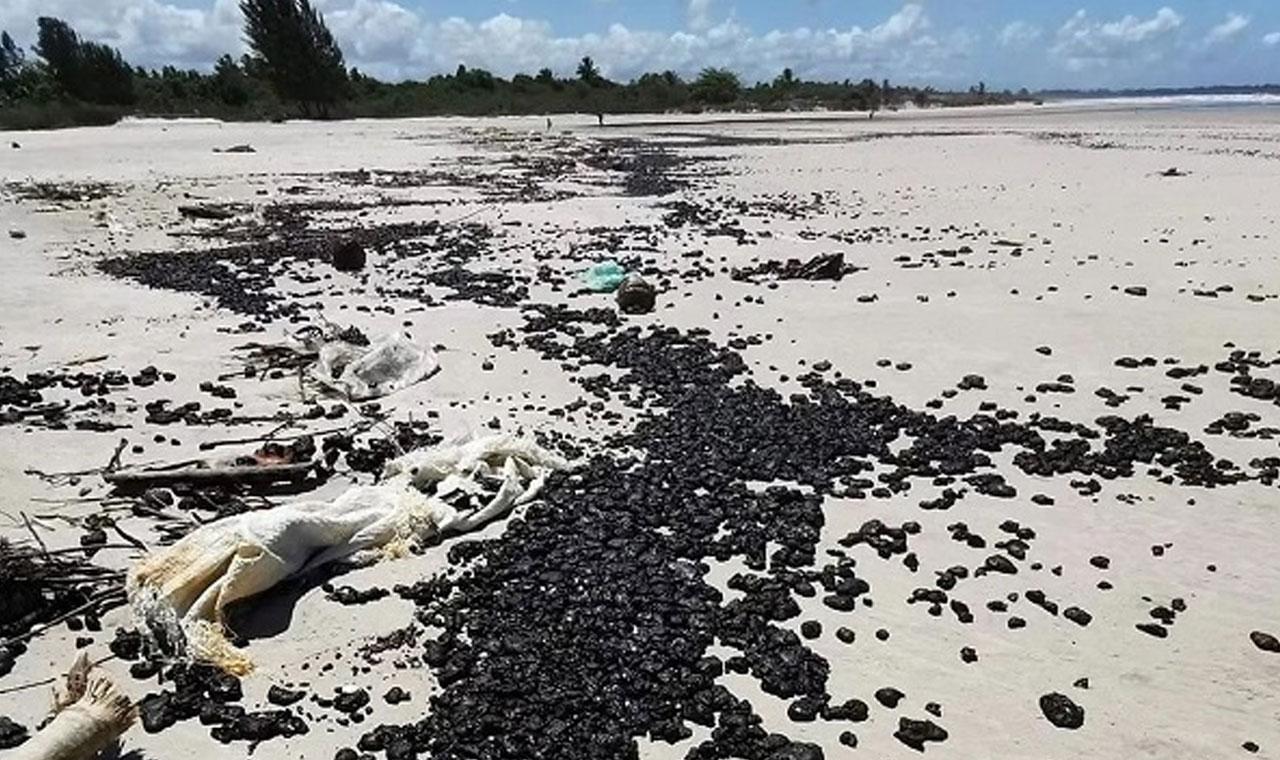 Manchas de óleo aparecem em praia no baixo sul da Bahia