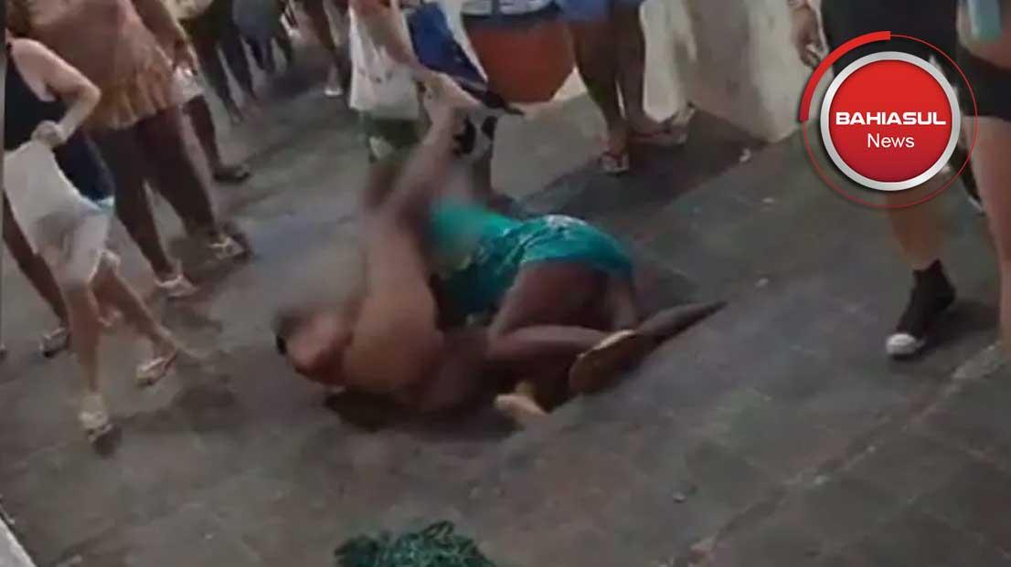 UFC NA PRAIA! Mulheres brigam na Barra, peruca voa e uma fica sem o biquíni