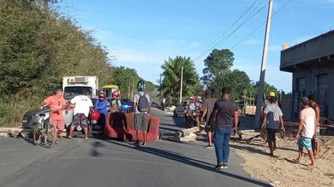 Moradores fecham via de acesso ao anel viário em protesto contra acidentes frequentes e falta de segurança