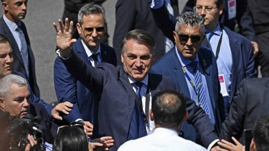 Bolsonaro é aplaudido por argentinos ao chegar na posse de Milei