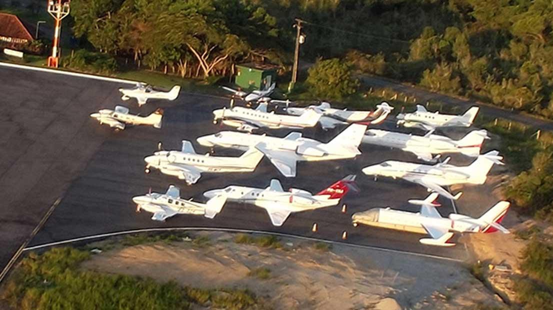 Destino querido por famosos, Trancoso tem 'engarrafamento' de jatinhos