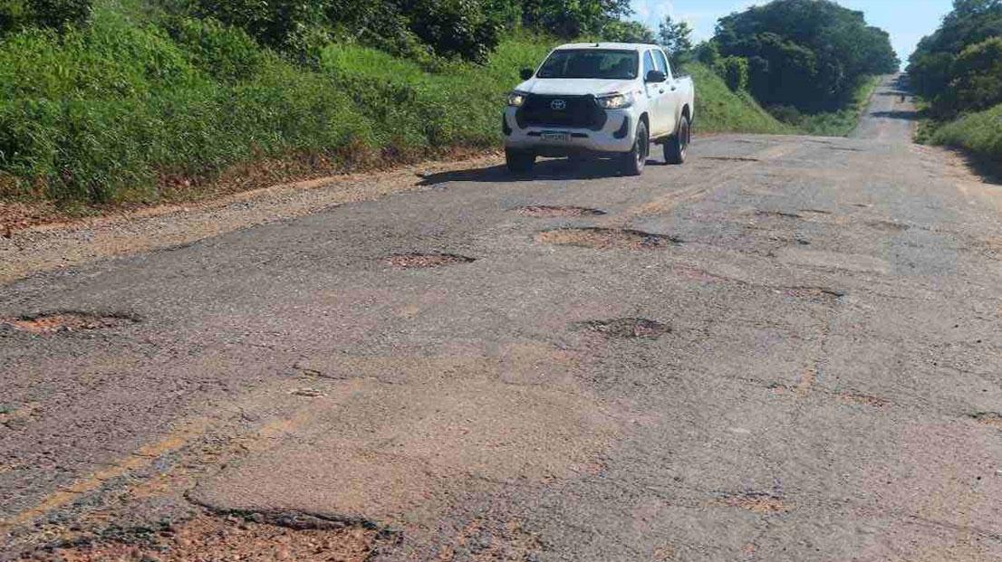 Caminho da praia: BR-367 que liga a região de Diamantina a Porto Seguro é um pesadelo para os viajantes