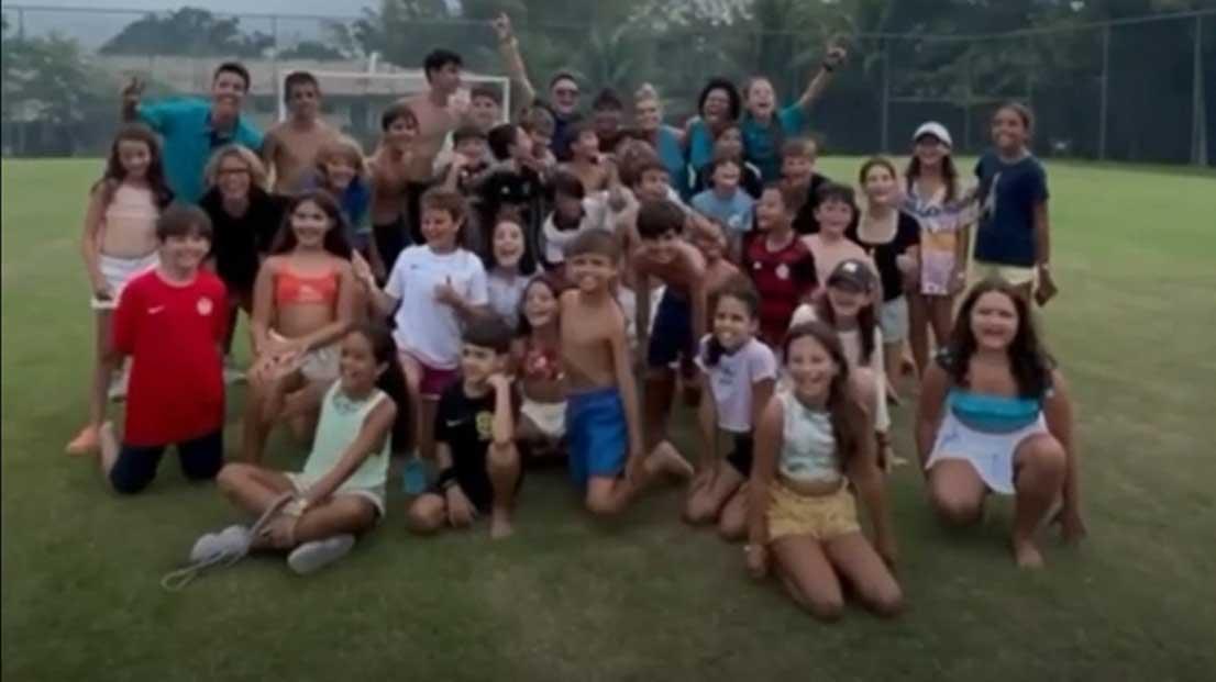 Lateral do Corinthians é surpreendida por fãs mirins enquanto aproveita férias em resort