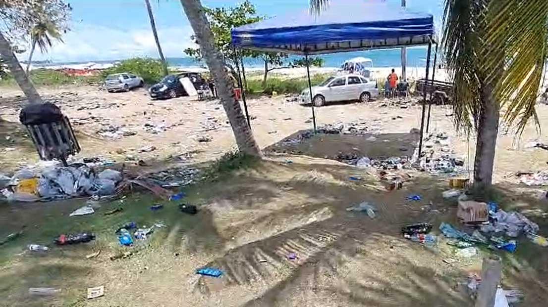 Lixo pós-Réveillon mancha a beleza da costa de Porto Seguro