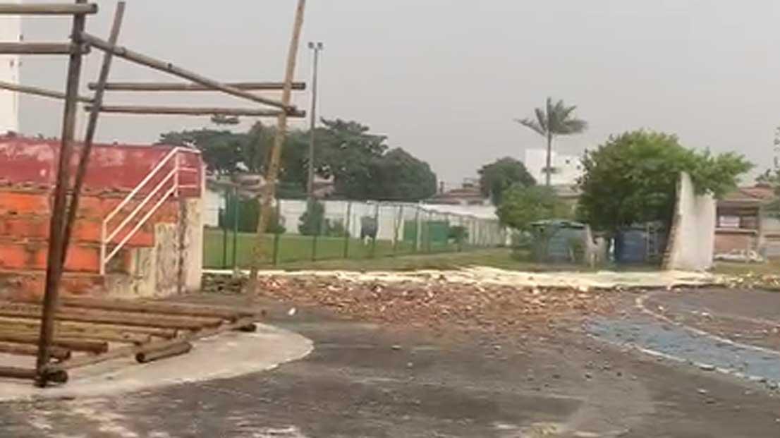 Muro do estádio municipal de Porto Seguro é derrubado por forte ventania