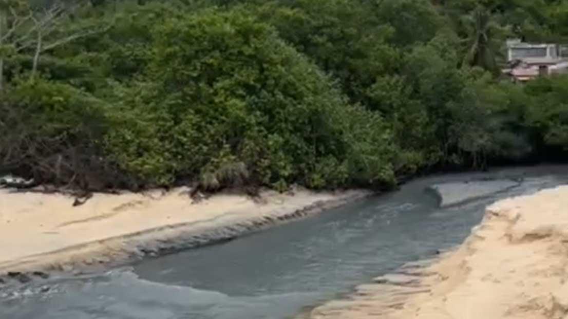 Rio Mucugê continua despejando esgoto na praia de Porto Seguro