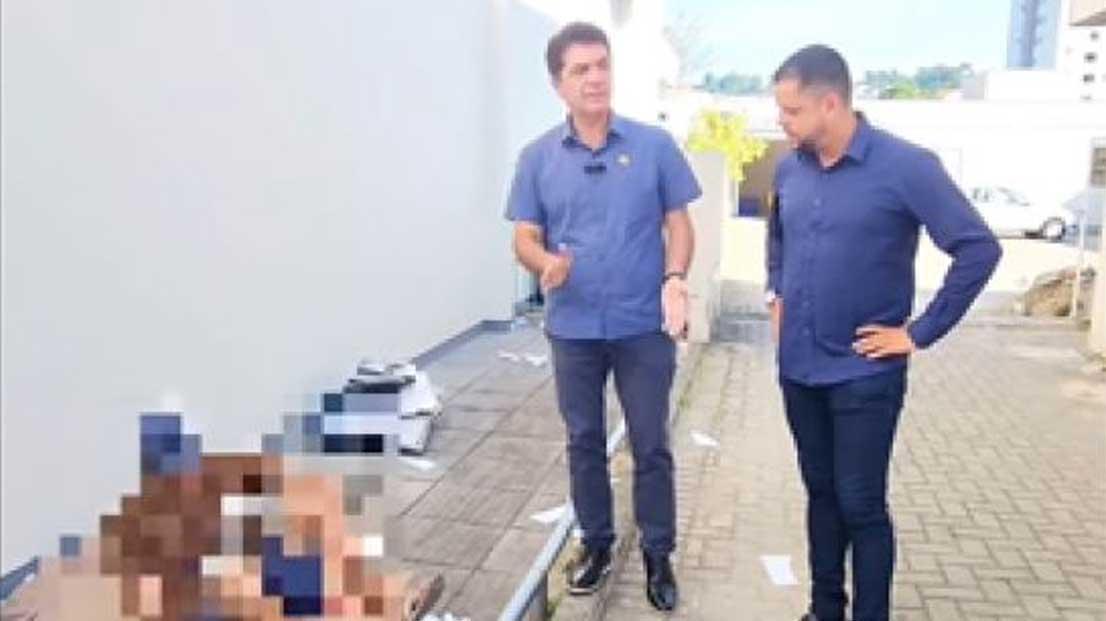 Prefeito leva homem em situação de rua para 'capinar mato': Ação solidária ou exploração?