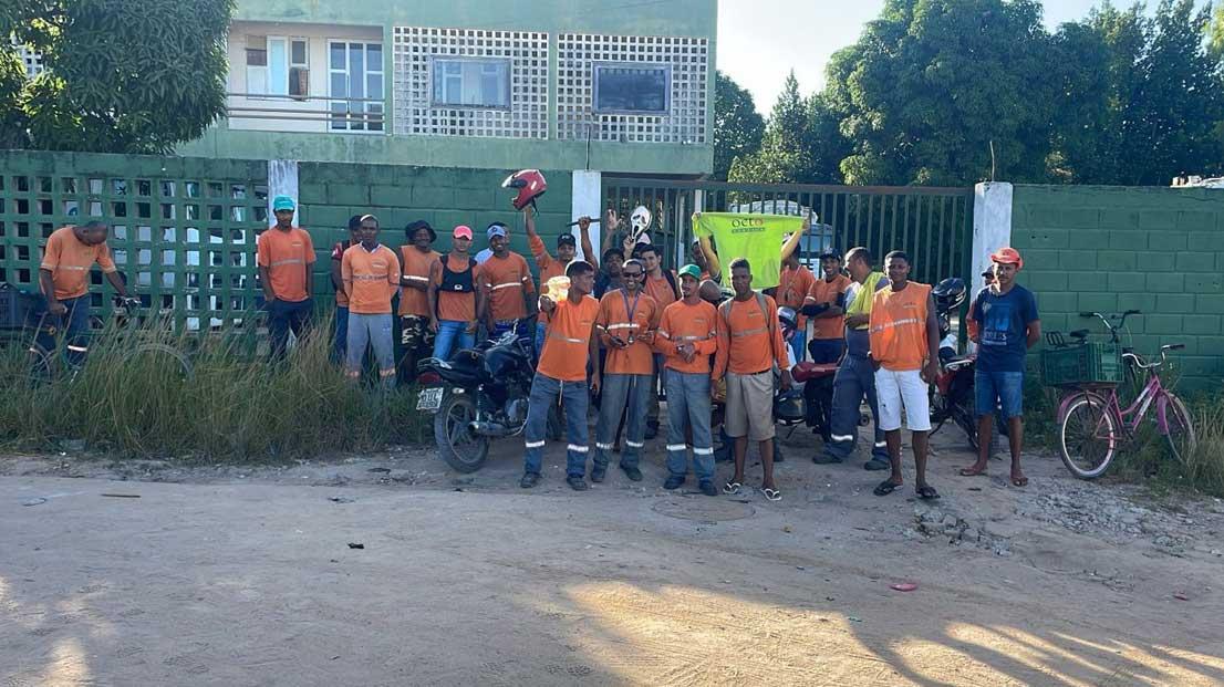 Porto Seguro: Agentes de limpeza se reúnem em frente à empresa em busca de salários atrasadose