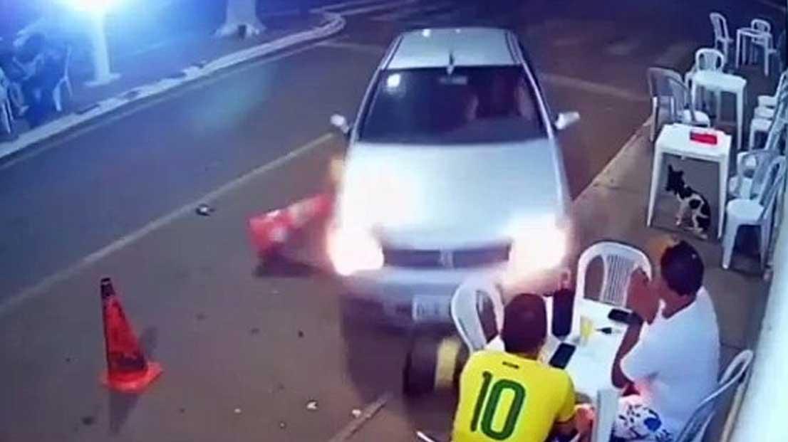Flagra: mulher invade bar com carro para atropelar namorado; veja o vídeo
