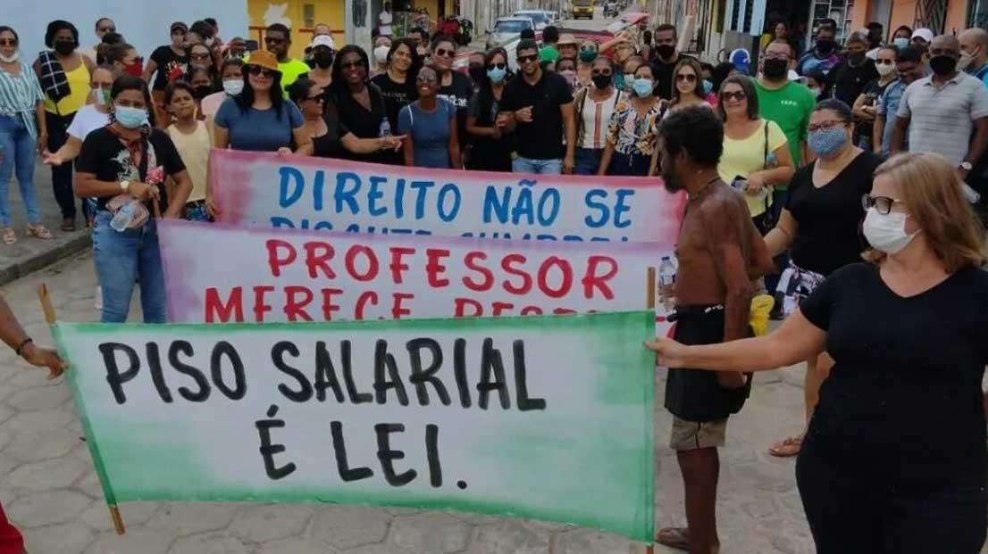 Protesto dos professores de Belmonte pede reajuste salarial e valorização da educação