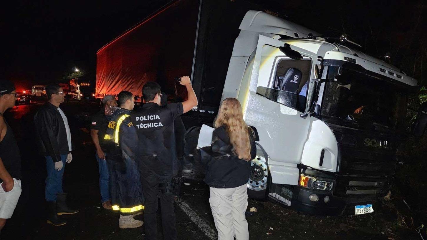 Tragédia na BR-101: Ônibus com destino a Eunápolis colide com caminhão e deixa quatro mortos