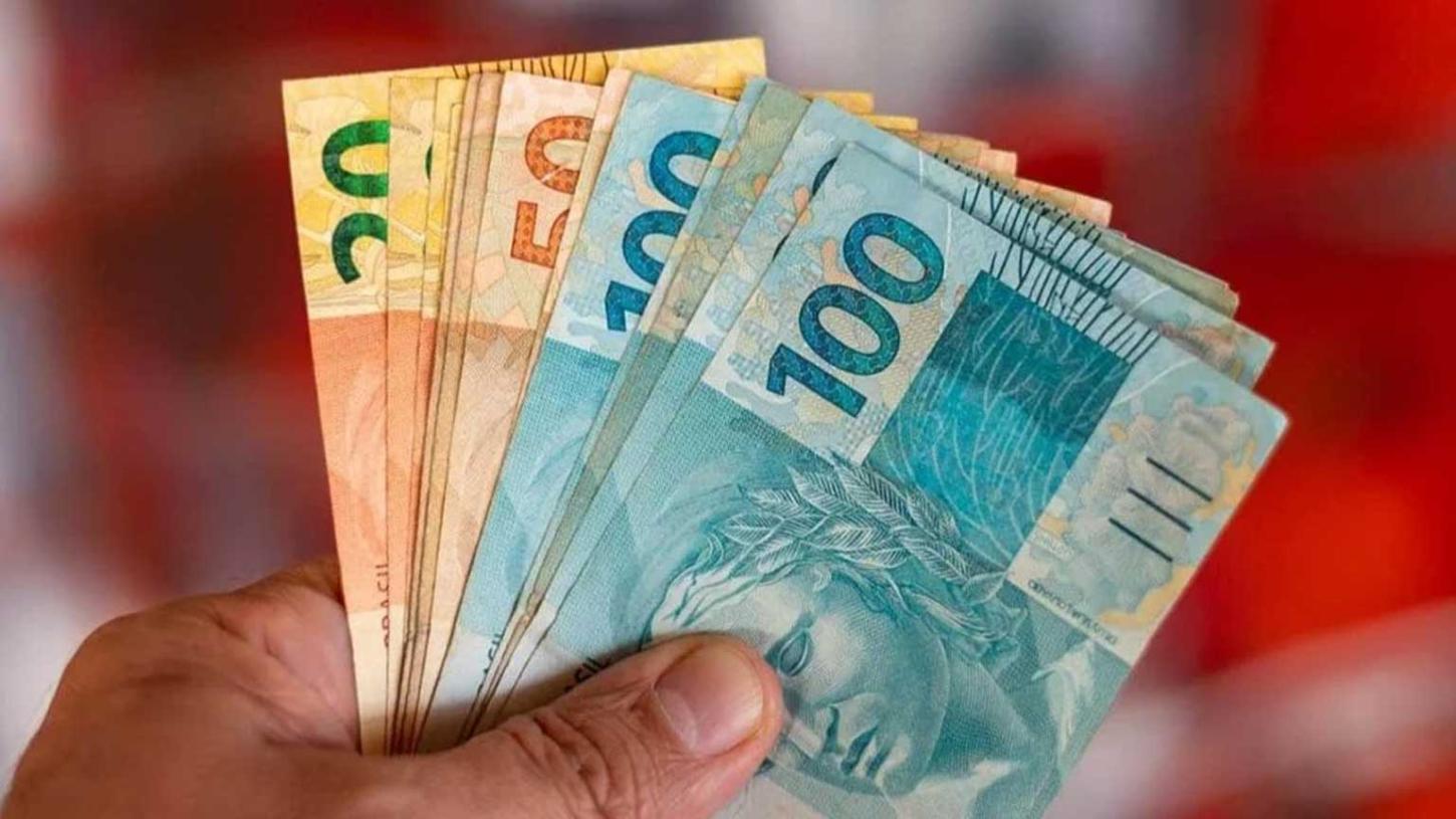 Desvalorização do real preocupa especialistas e impacta economia brasileira