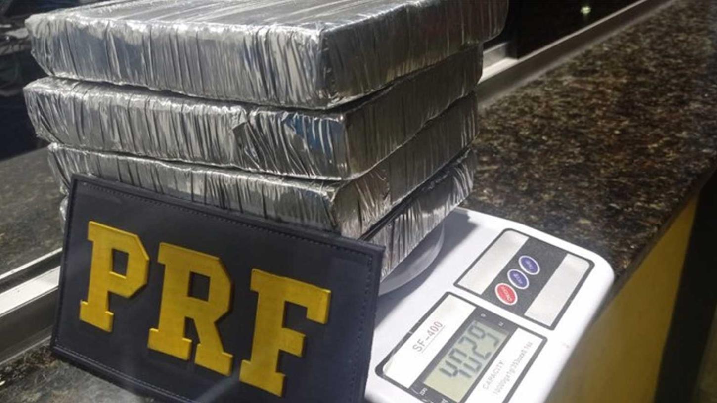PRF apreende 4 Kg de cocaína em fiscalização de trânsito em Eunápolis (BA)