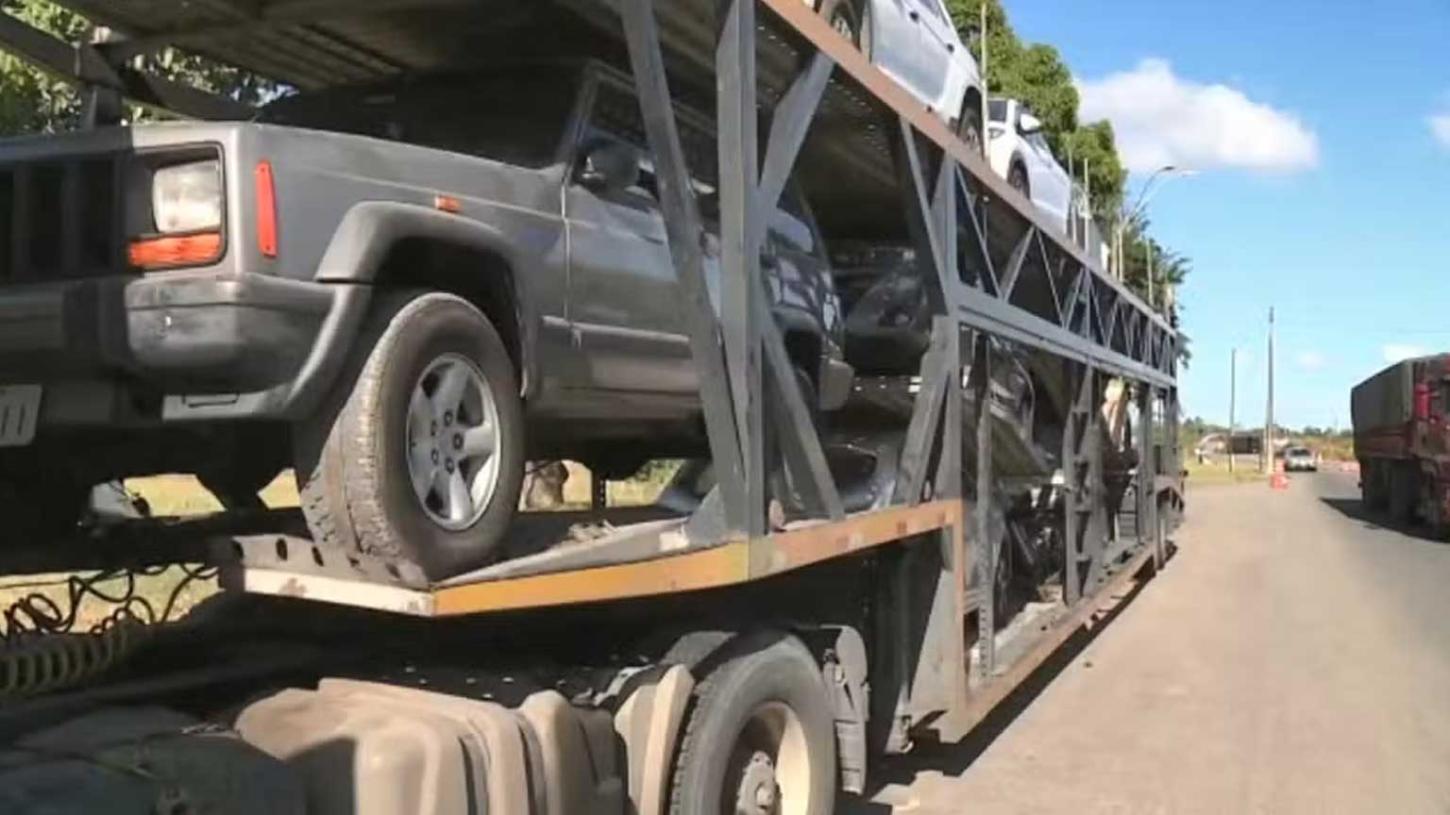 PRF flagra veículos roubados em caminhão-cegonha que seguia para Eunápolis