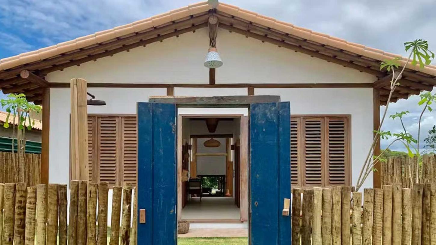 Casa de fachada simples em Porto Seguro viraliza com interiores luxuosos e muito espaçosos