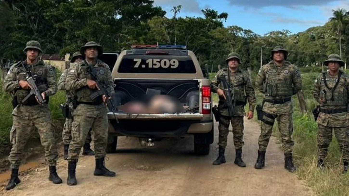 Policiais militares da CIPPA/PS apreendem 11 armas de fogo e duas carcaças de animais silvestres em Eunápolis.