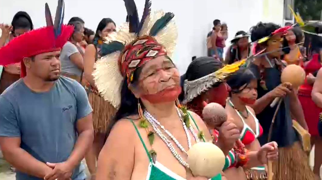 Índios ignoram luto de juiz e protestam em frente à Justiça Federal