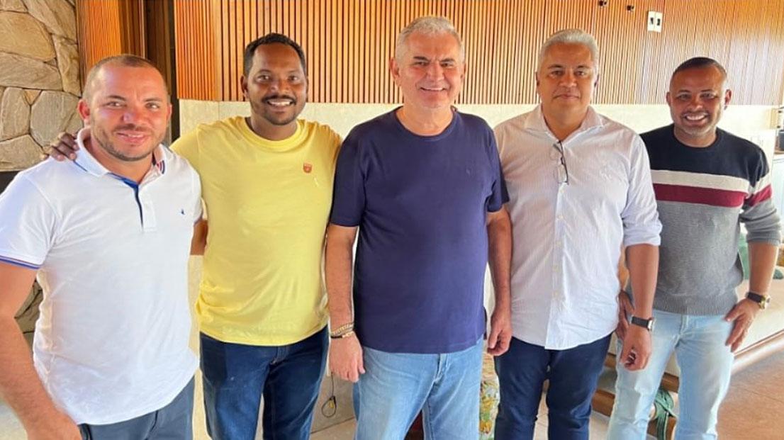 Prefeito eleito Girlei Lage discute futuro promissor de Santa Cruz Cabrália com senador Angelo Coronel em Salvador