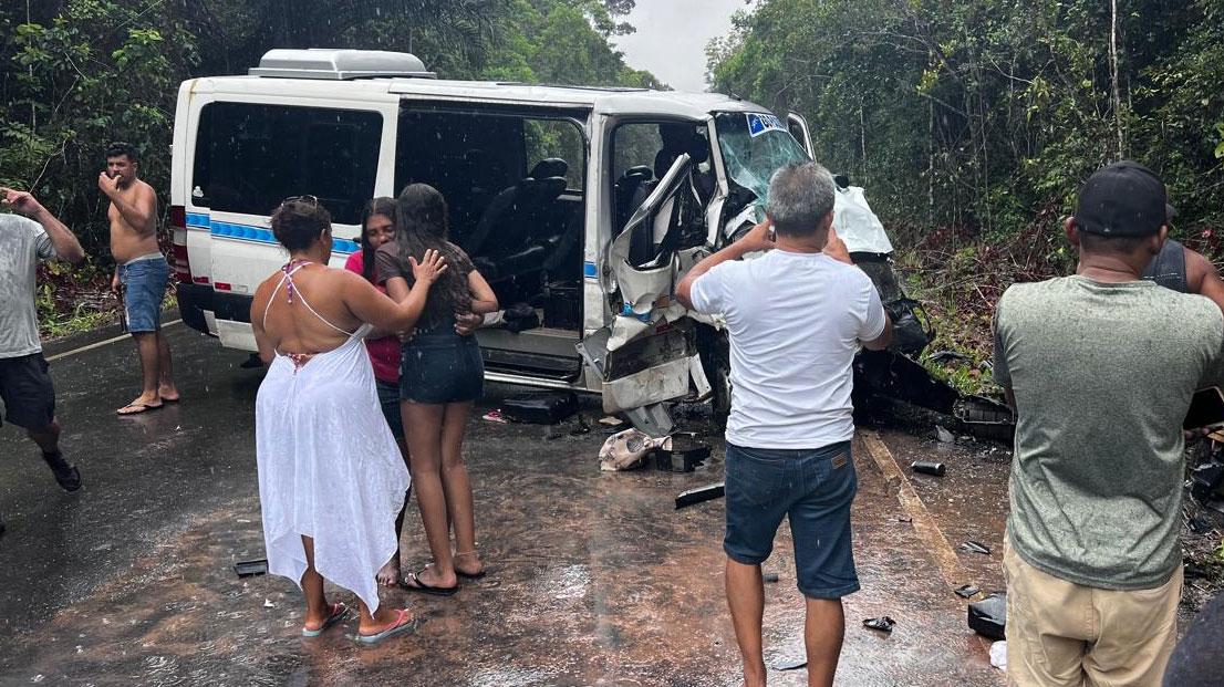 Imagens fortes: Acidente entre Van e Jeep Compass deixa um morto e vários feridos na estrada de Trancoso