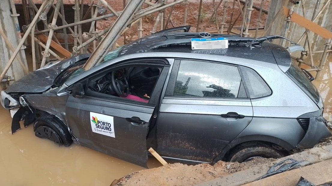 Carro da Prefeitura de Porto Seguro cai em trincheira e causa engarrafamento em Salvador