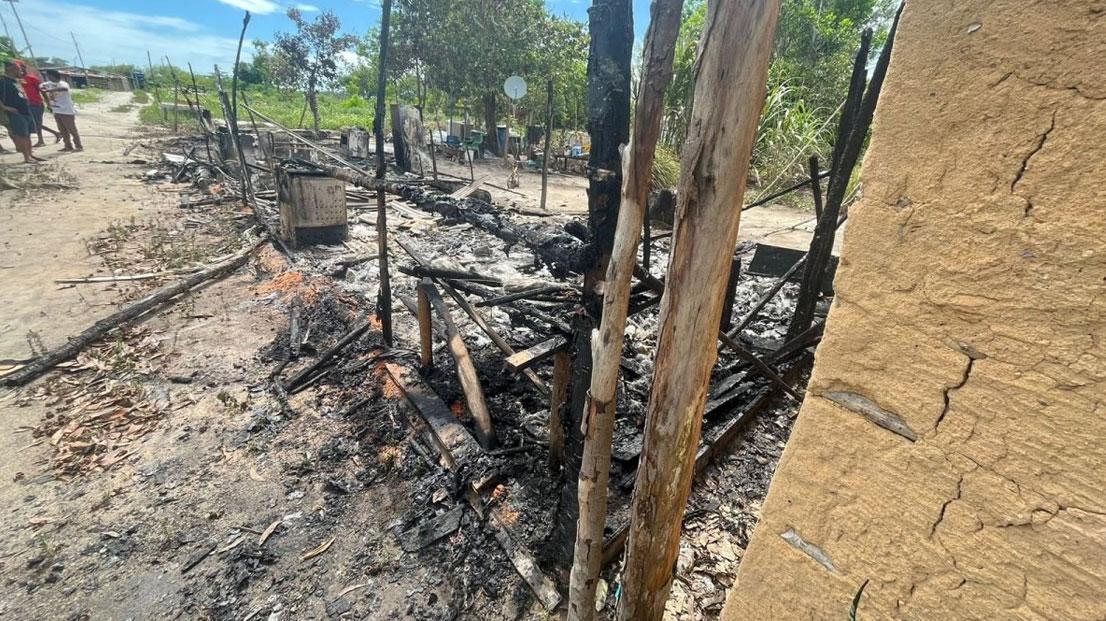 Homens encapuzados atacam comunidade Pataxó Patxohã em Cabrália e ateiam fogo em casas de líderes indígenas