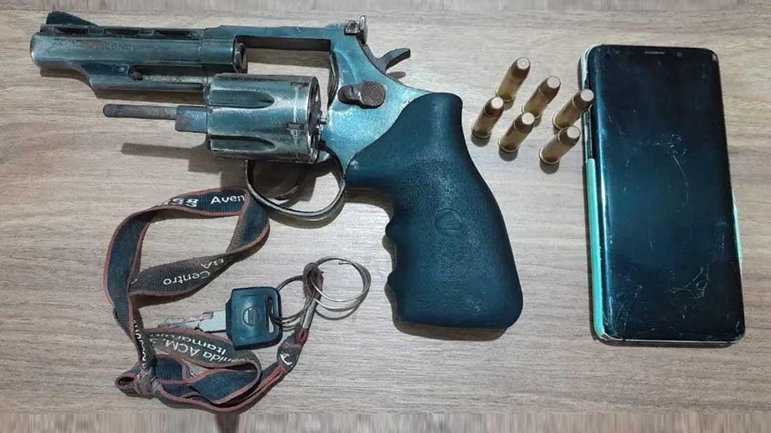 Policiais Militares do 8° BPM apreende arma durante operação em Caraíva