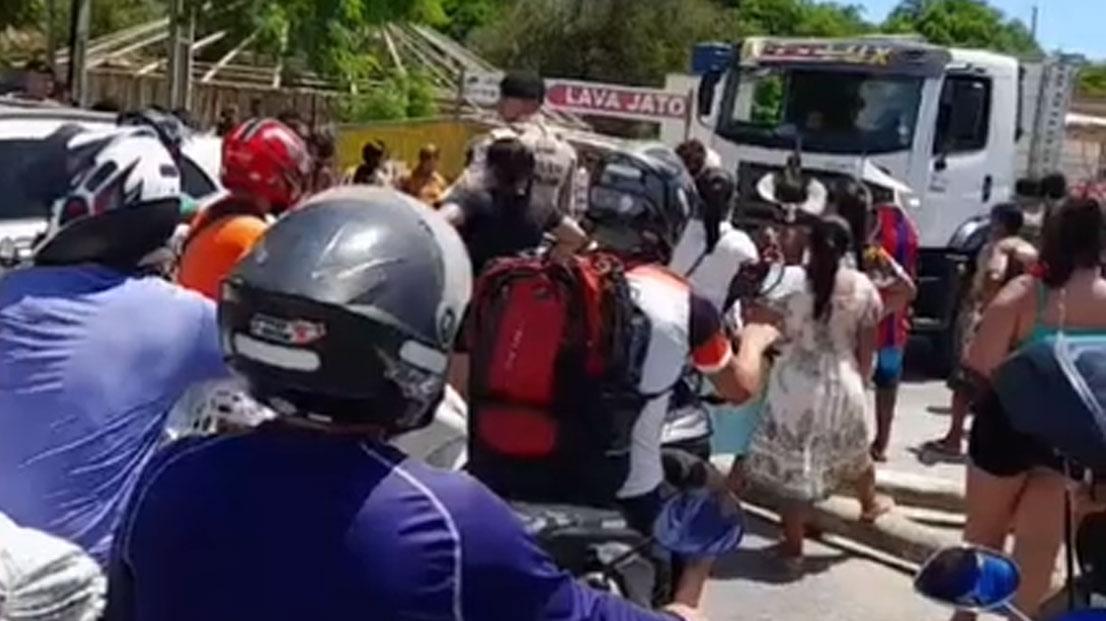 Professores de Santa Cruz Cabrália protestam contra atraso de pagamento de décimo terceiro salário; confira