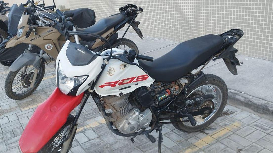 Polícia Militar prende dois homens com motocicleta roubada em Arraial d’Ajuda