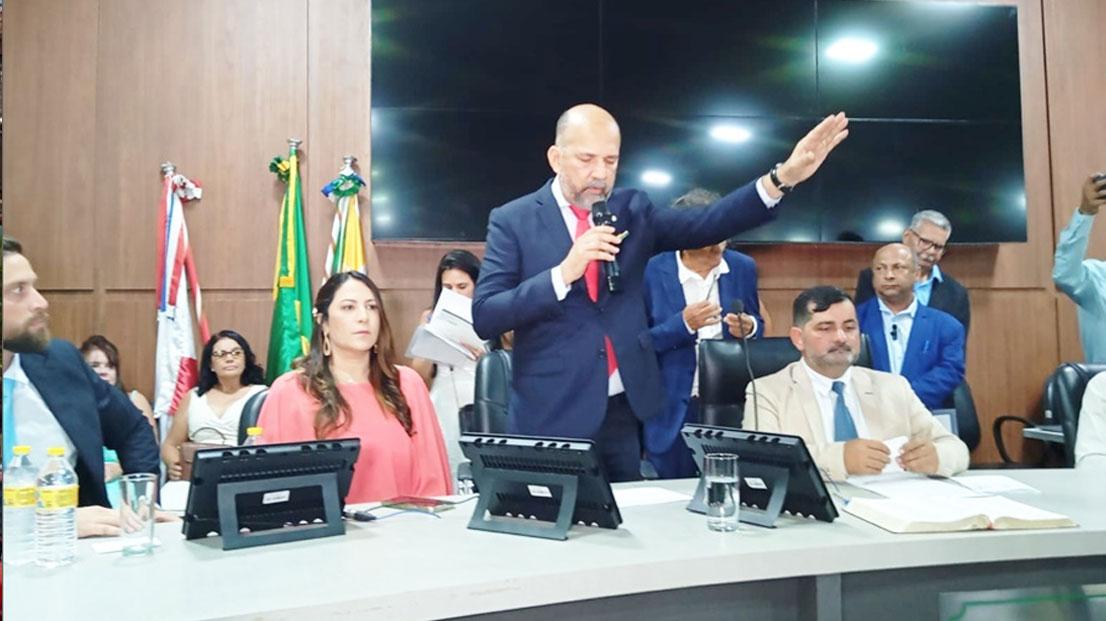Robério Oliveira assume prefeitura em cerimônia marcada por otimismo e entusiasmo; confira