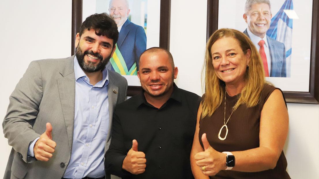 Prefeito Girlei Lage e secretário Adolpho Loyola discutem melhorias para Cabrália em reunião em Salvador