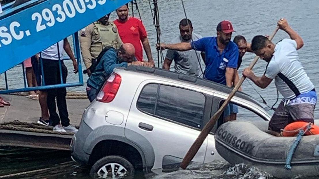 Motorista tenta embarcar em balsa em movimento e causa acidente em Cabrália