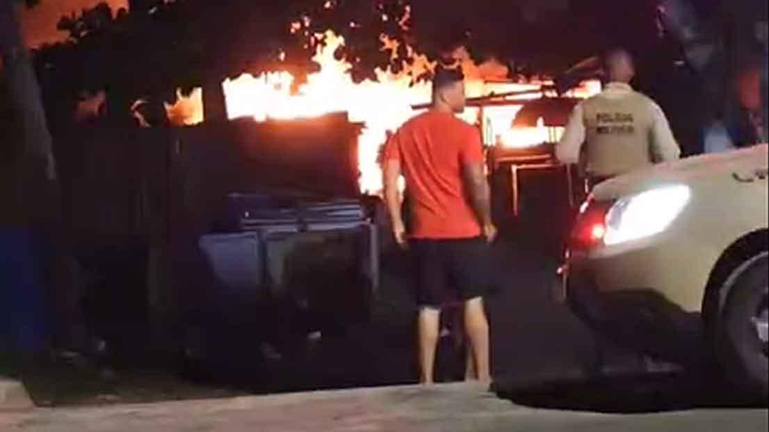 Incêndio destrói barraca próxima ao Axé Mói em Porto Seguro; veja as imagens