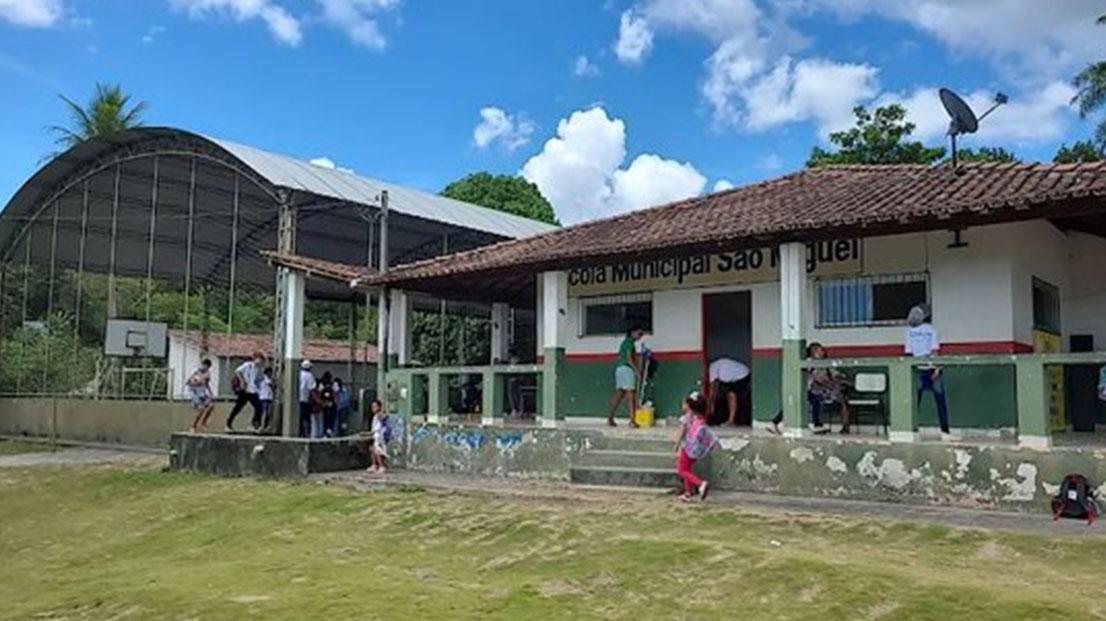 Mãe de aluno denuncia condições precárias da escola São Miguel no distrito Vale Verde em Porto Seguro