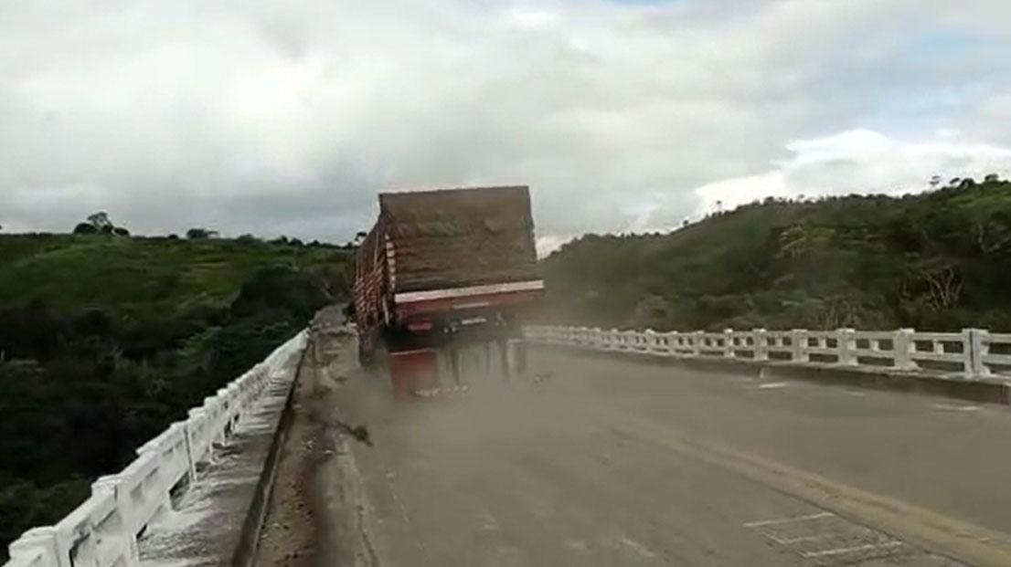 Caminhoneiros ignoram interdição do DNIT e atravessam ponte sobre o rio Jequitinhonha na BR-101