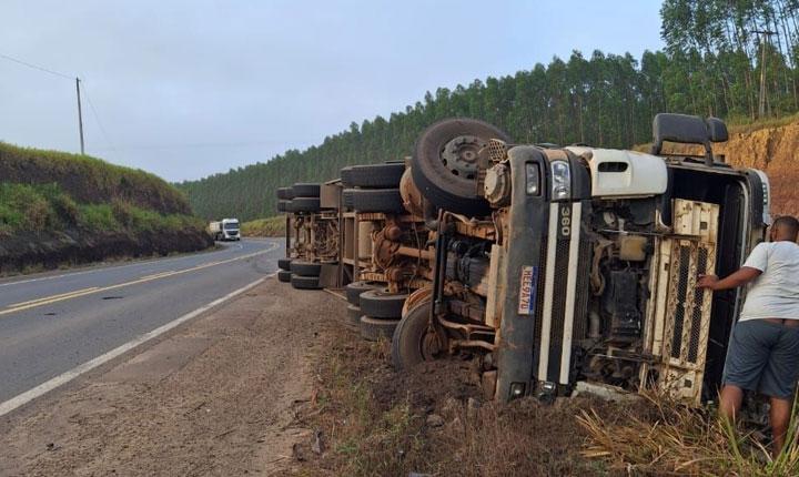 Motorista dorme no volante e tomba carreta na BR-101 entre Eunápolis e Itagimirim; Veja