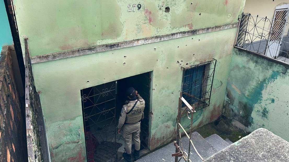 Corpos de dois homens são encontrados em casa abandonada após tiroteio no bairro Santa Lúcia em Eunápolis