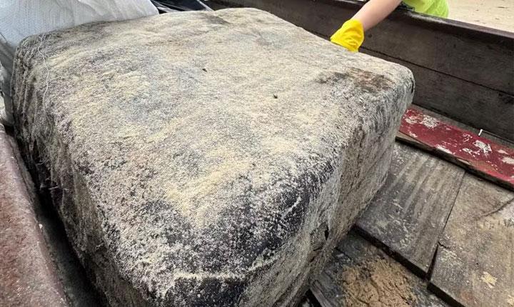 Vídeo: Novo fardo de borracha é encontrado na praia de Arraial d’Ajuda; Veja