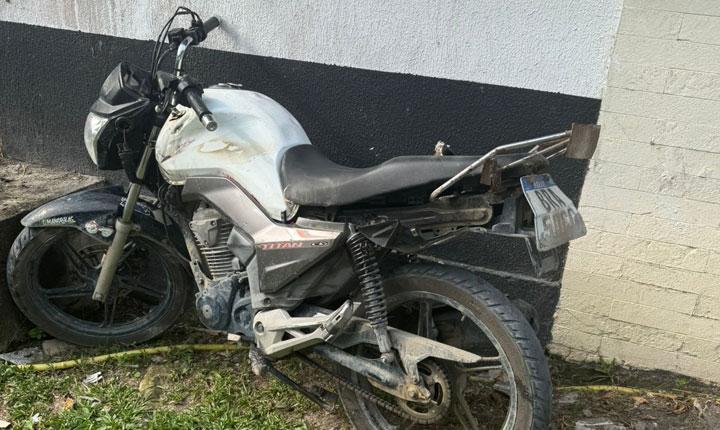 Polícia Militar prende homem com mandado de prisão em aberto e apreende veículo com adulteração em Cabrália; Veja