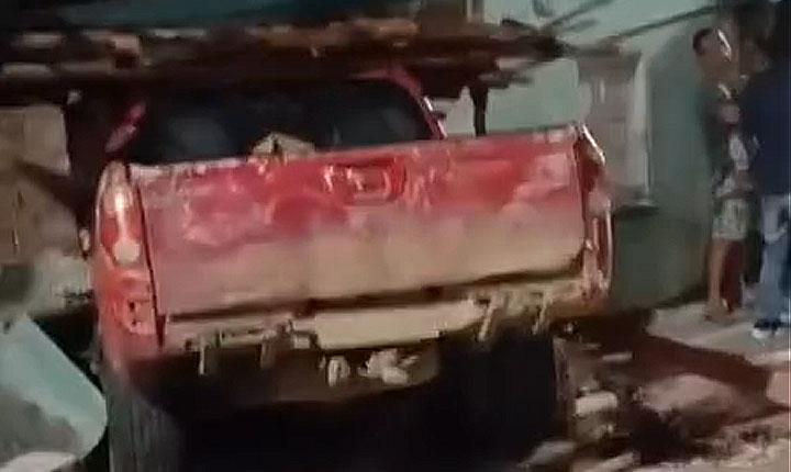 Veículo em alta velocidade colide com casa, causando destruição e pânico em Cabrália; Veja