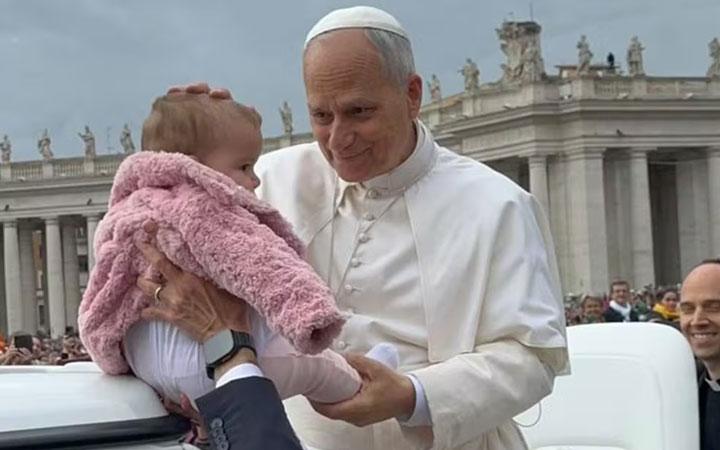 Bebê de Eunápolis é abençoada pelo papa Leão 14 durante passeio no Vaticano; Veja
