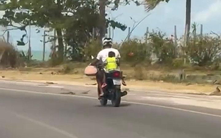 Criança é flagrada na garupa de moto sem capacete em Porto Seguro; Veja