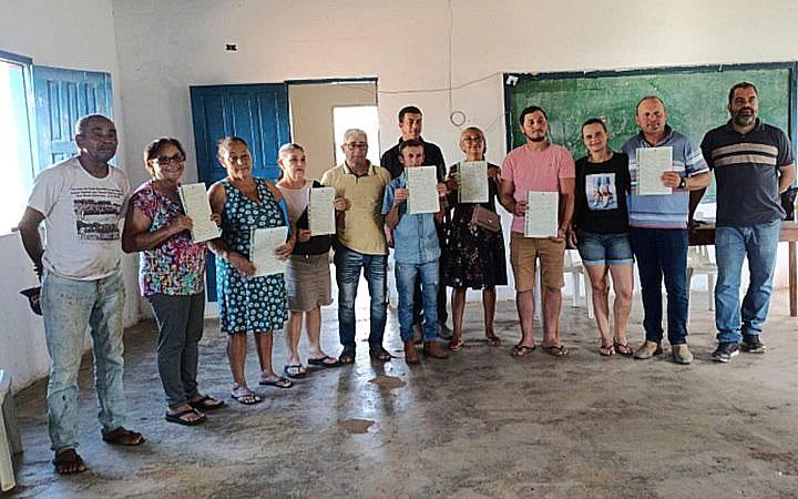 Dez títulos definitivos são entregues para famílias assentadas em Eunápolis; Veja