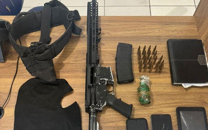 Homem é morto após confronto com a polícia em Porto Seguro; fuzil e granada são apreendidos; Veja