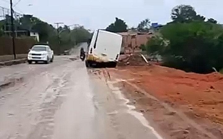 Descaso da prefeitura de Porto Seguro gera transtornos a comerciantes e moradores de Trancoso e Nova Caraíva devido à lama; Veja  