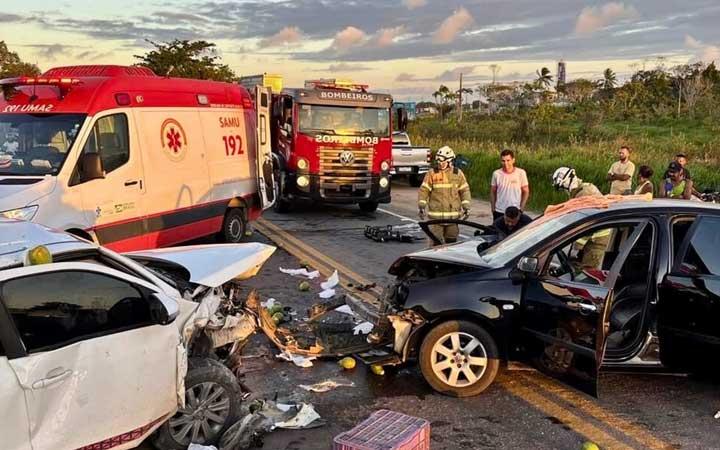 Grave acidente na BR-367 em Porto Seguro resulta em duas pessoas feridas em colisão frontal; Veja vídeo