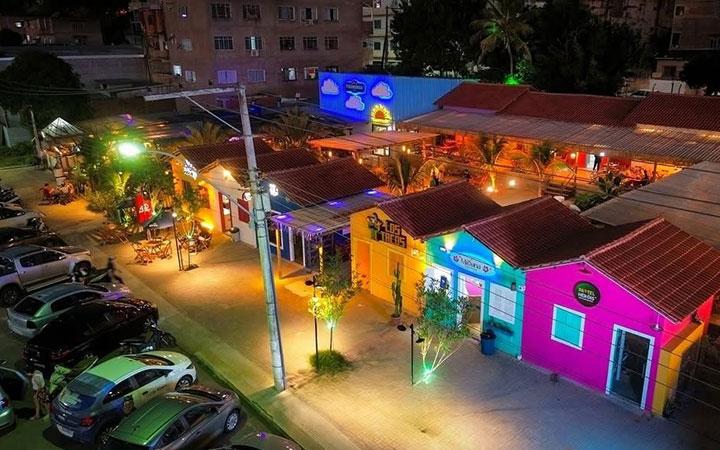 Bar no ES recria a vila de Caraíva com praia artificial e casinhas coloridas; Veja as imagens