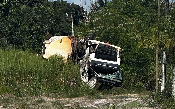 Caminhão-tanque com mistura de álcool e etanol tomba na BR-367, em Eunápolis; Veja vídeo