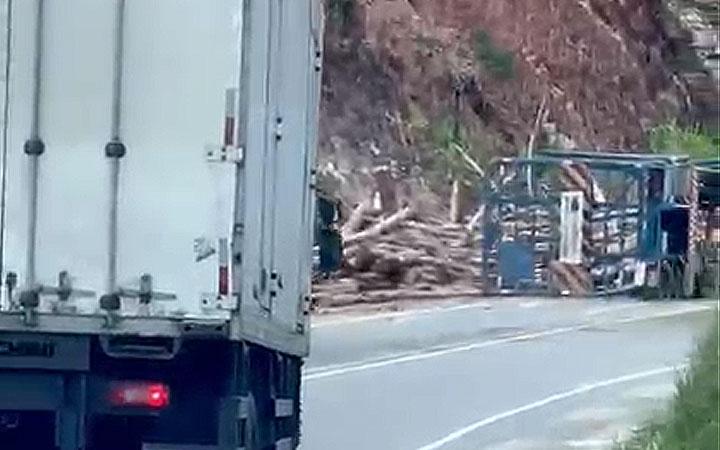 Carreta de eucalipto tomba na BR-101 entre Eunápolis e Itabela e causa interdição na pista; Veja vídeo