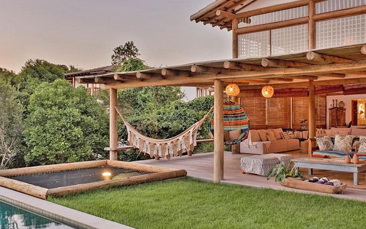 Casa de praia em Trancoso ganha destaque em matéria especial da Casa Vogue; veja fotos